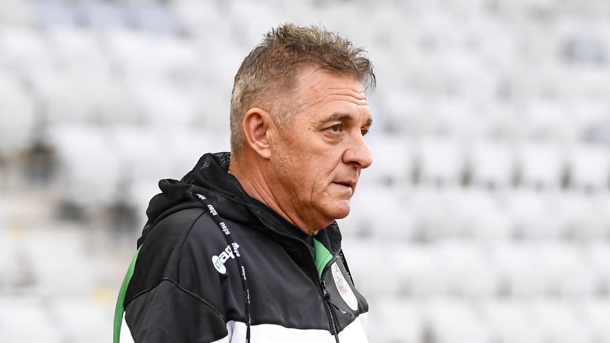 Rumunský rekordman. V 61 letech nastoupil proti soupeři Sparty v Konferenční lize